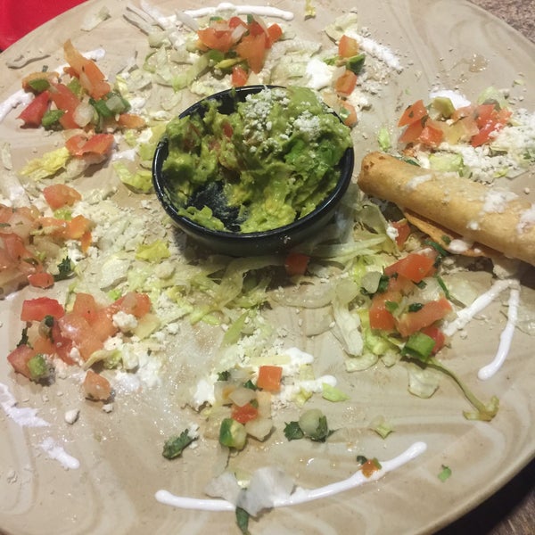 Снимок сделан в Leticia&#39;s Mexican Cocina пользователем Christopher L. 4/23/2016