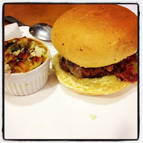 11/10/2013 tarihinde Juliana A.ziyaretçi tarafından Royal Burger'de çekilen fotoğraf