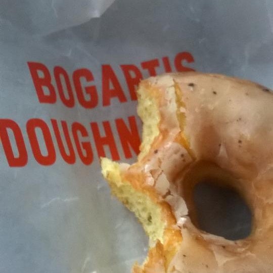 Foto tomada en Bogart&#39;s Doughnut Co.  por Kristin J. el 10/3/2014