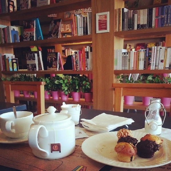 รูปภาพถ่ายที่ BookMunch Cafe โดย Edel Q. เมื่อ 1/26/2014