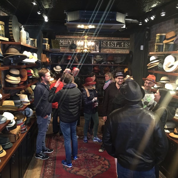 4/4/2015 tarihinde Kenny L.ziyaretçi tarafından Goorin Bros. Hat Shop - West Village'de çekilen fotoğraf