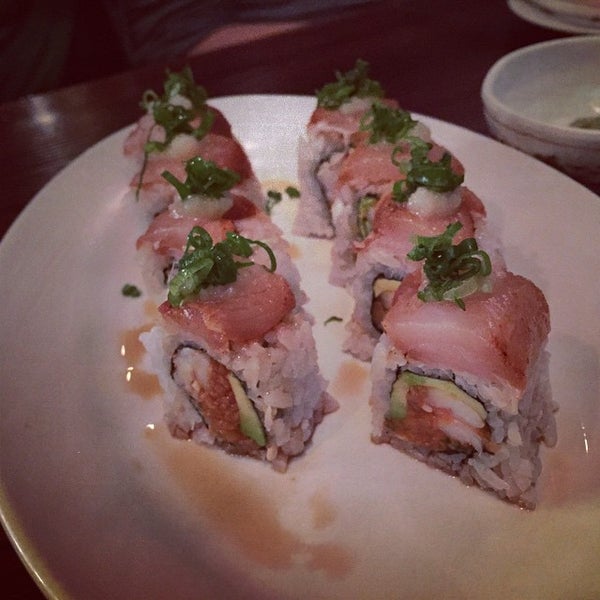 รูปภาพถ่ายที่ Sushi Koma โดย Julie L. เมื่อ 1/13/2015