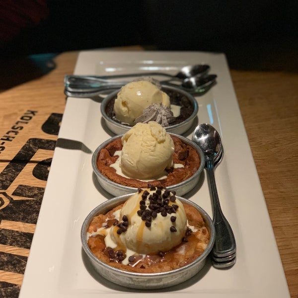 Photo taken at BJ&#39;s Restaurant &amp; Brewhouse by Dinakar T. on 11/26/2018
