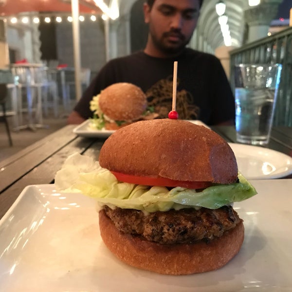 9/5/2017 tarihinde Dinakar T.ziyaretçi tarafından B&amp;B Burger &amp; Beer'de çekilen fotoğraf