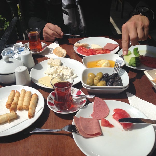 Foto diambil di Bodrum Mantı &amp; Cafe oleh Seyma S. pada 4/18/2013
