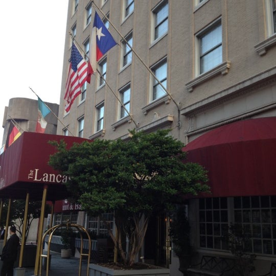 รูปภาพถ่ายที่ The Lancaster Hotel โดย Daniel M. เมื่อ 12/4/2012