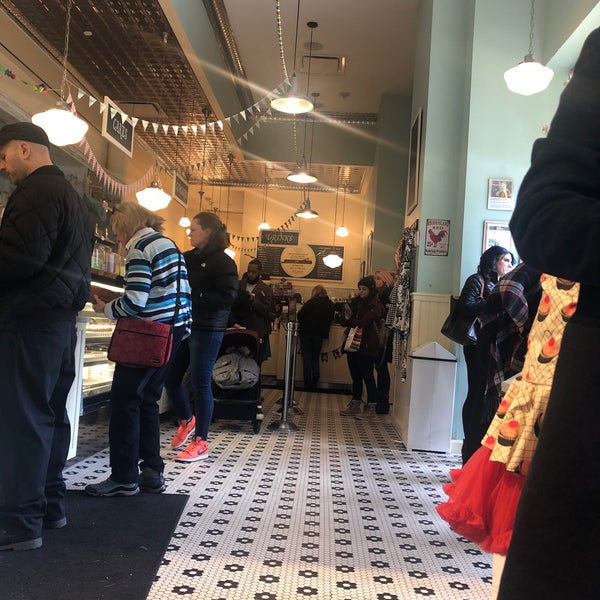 12/8/2019 tarihinde Robin M.ziyaretçi tarafından Magnolia Bakery'de çekilen fotoğraf