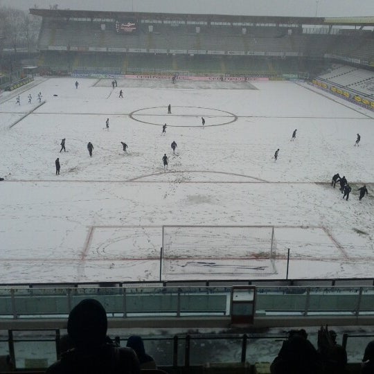 12/8/2012 tarihinde Andrea C.ziyaretçi tarafından Orogel Stadium Dino Manuzzi'de çekilen fotoğraf