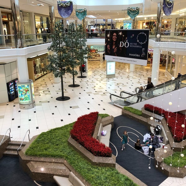 Foto tirada no(a) Twelve Oaks Mall por hidema2o em 12/9/2017