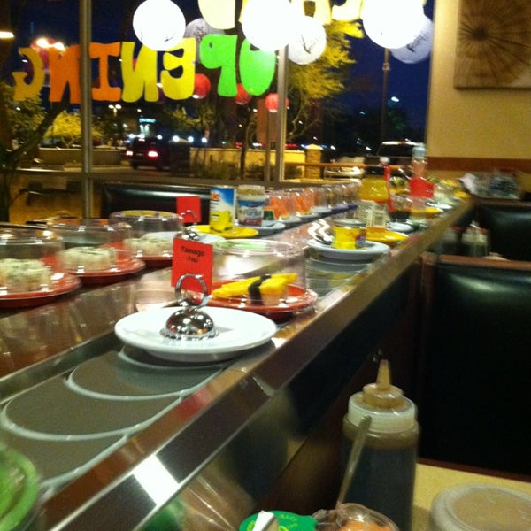 1/6/2013 tarihinde Josh M.ziyaretçi tarafından KiKu Revolving Sushi'de çekilen fotoğraf