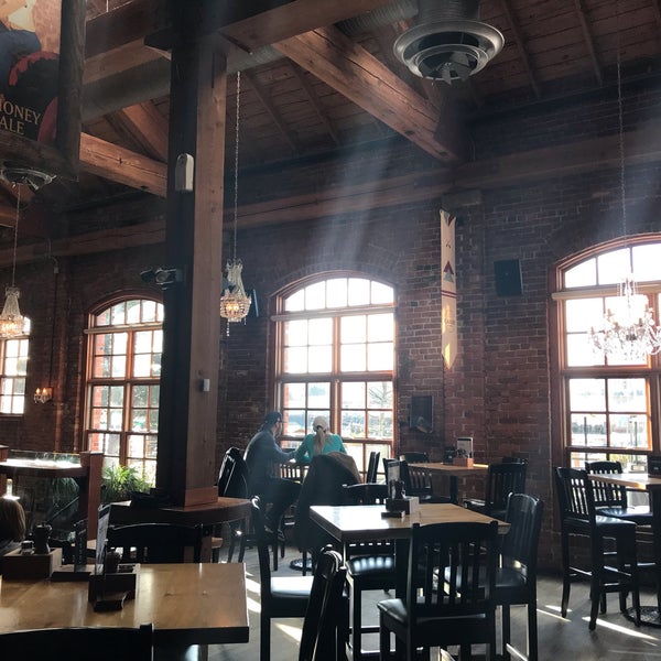 1/21/2019 tarihinde Lori-Jo S.ziyaretçi tarafından CANOE Brewpub Marina &amp; Restaurant'de çekilen fotoğraf