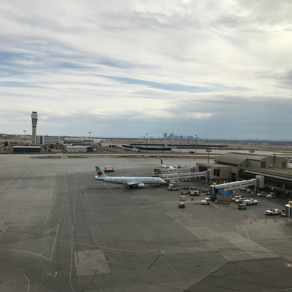 Foto tomada en Calgary Airport Marriott In-Terminal Hotel  por Lori-Jo S. el 4/22/2017