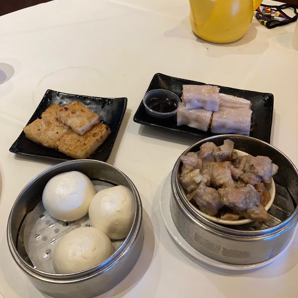 Foto scattata a Lunasia Chinese Cuisine da Brian C. il 10/28/2021