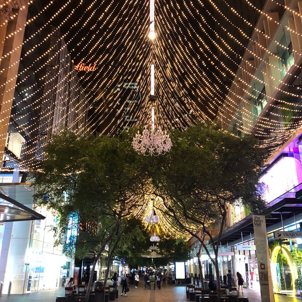รูปภาพถ่ายที่ Pitt Street Mall โดย Brian C. เมื่อ 11/30/2018