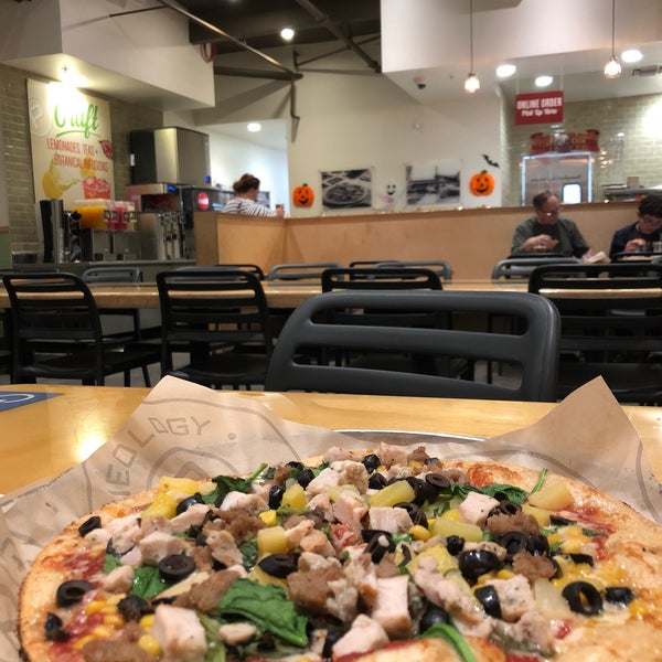 Foto tomada en Pieology Pizzeria  por Brian C. el 10/4/2018