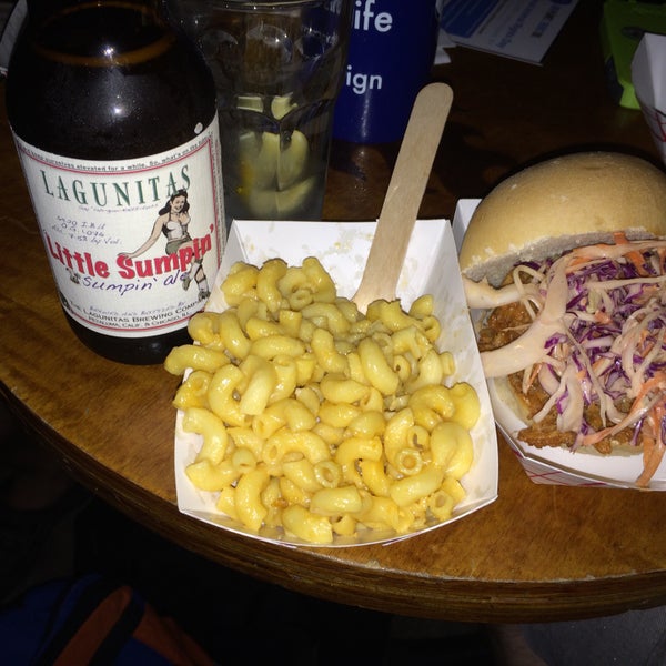 Foto tirada no(a) Fontana&#39;s Bar por VeganPilotMarty em 5/29/2015