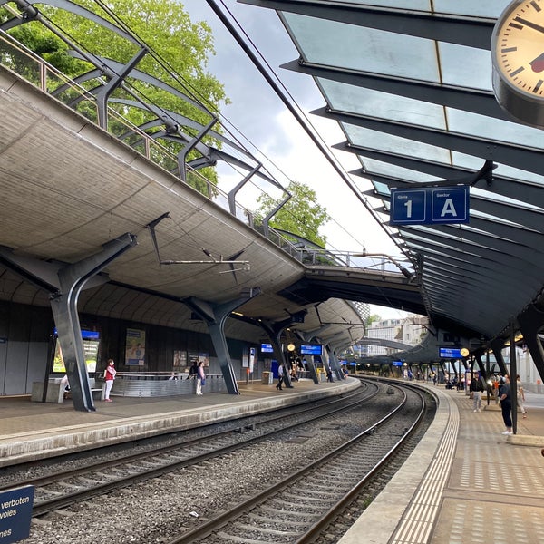 Снимок сделан в Bahnhof Zürich Stadelhofen пользователем Dominic H. 8/14/2020