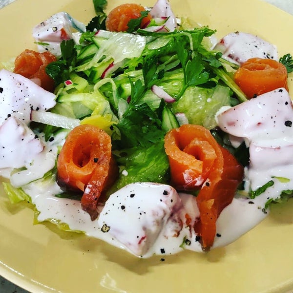 В жару легкий летний салат 🥗 с лососем слабой соли😋 отличный выбор 😏👌#изба #русская кухня #избарусскаякухня #izba #russiancuisine #садовая67