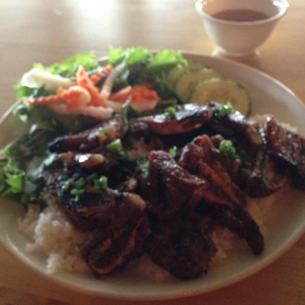 Foto diambil di So Ba Vietnamese Restaurant oleh Omari J. pada 3/2/2013