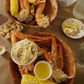 Foto scattata a Blue Claw Seafood &amp; Crab Eatery da Cass L. il 3/25/2017