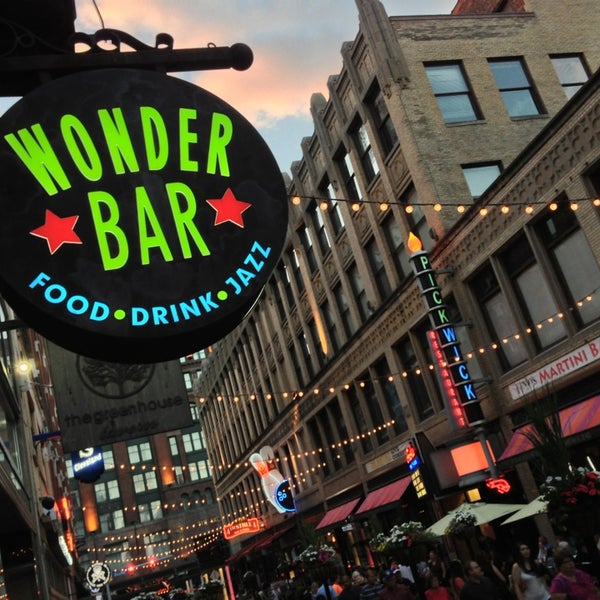 Foto tirada no(a) Wonder Bar por Mike W. em 7/14/2013