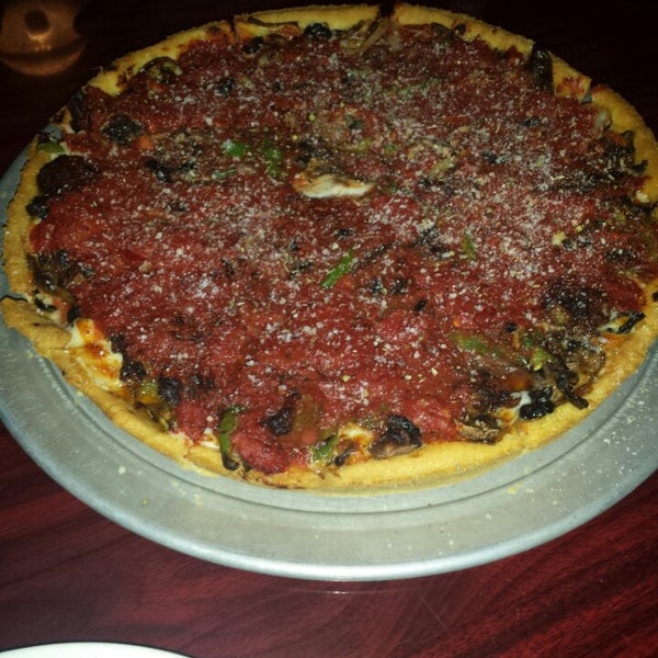 6/1/2014 tarihinde Chau D.ziyaretçi tarafından Kylie&#39;s Chicago Pizza'de çekilen fotoğraf