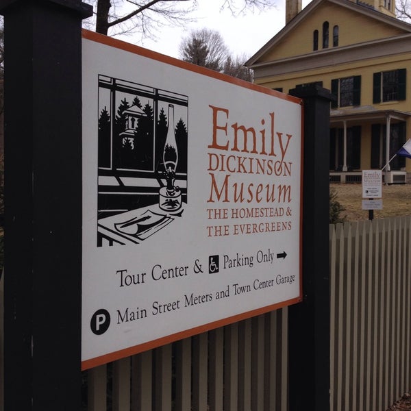 Foto tirada no(a) Emily Dickinson Museum por Tony em 3/26/2014