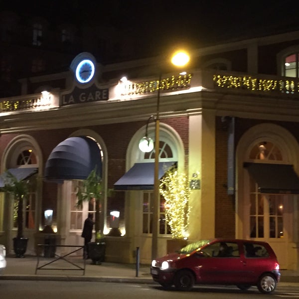 Foto diambil di La Gare oleh Nat S. pada 12/4/2015