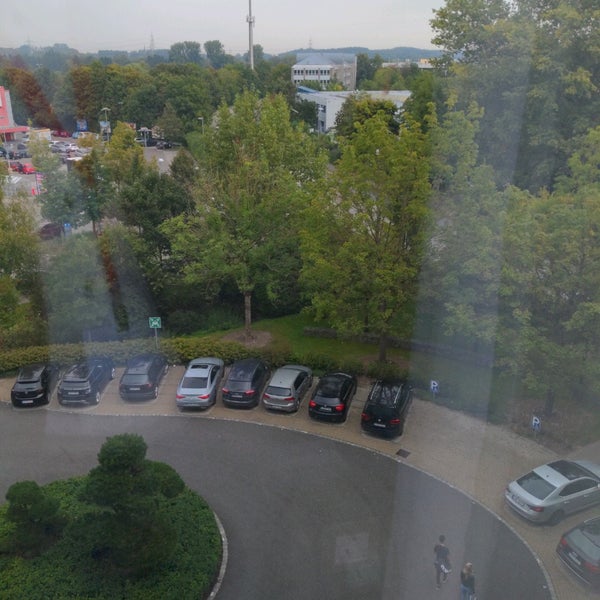 รูปภาพถ่ายที่ INFINITY Hotel &amp; Conference Resort Munich โดย Nat S. เมื่อ 9/15/2021