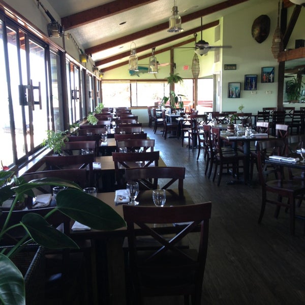 Foto diambil di Buzz&#39;s Wharf Resturant oleh Maui Hawaii pada 7/10/2013