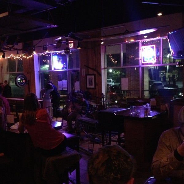 Foto tirada no(a) The Southern Bar &amp; Grill por Jennifer B. em 2/10/2013