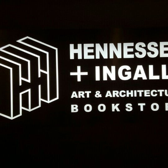 รูปภาพถ่ายที่ Hennessey + Ingalls Bookstore โดย Daniel J. เมื่อ 3/9/2016