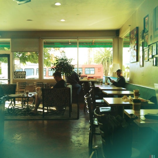 รูปภาพถ่ายที่ Twiggs Bakery &amp; Coffeehouse โดย Brent A. เมื่อ 11/17/2012