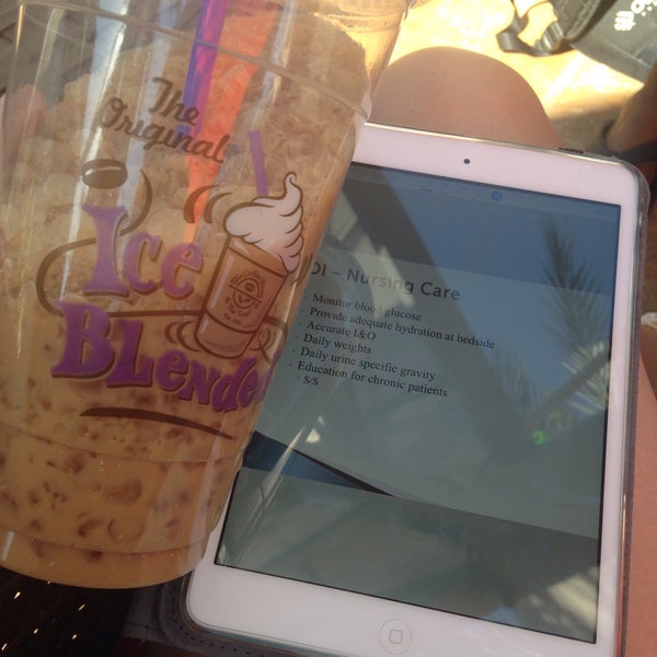 Photo taken at The Coffee Bean &amp; Tea Leaf by Shelly! 💕 on 4/19/2015