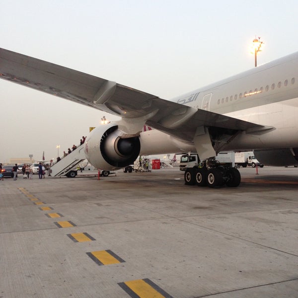 รูปภาพถ่ายที่ Doha International Airport (DOH) مطار الدوحة الدولي โดย Дмитрий เมื่อ 5/17/2013