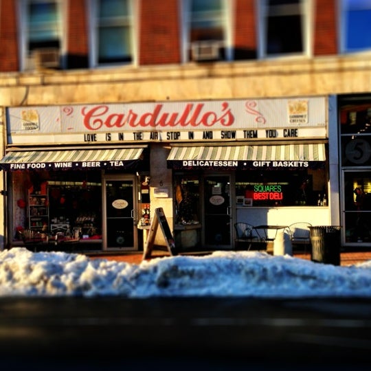 รูปภาพถ่ายที่ Cardullo&#39;s โดย Brad K. เมื่อ 2/20/2013