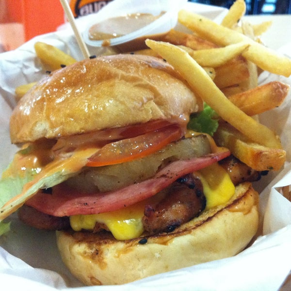 4/25/2013 tarihinde Berri F.ziyaretçi tarafından Burger Junkyard'de çekilen fotoğraf