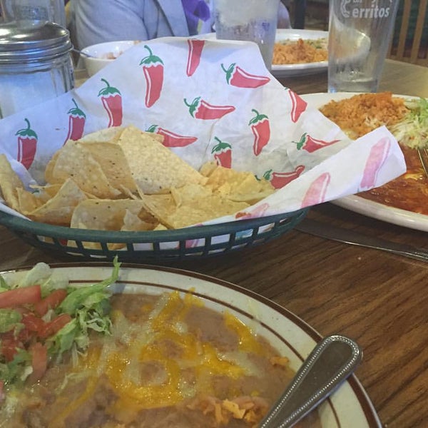 Foto tirada no(a) Los Cerritos Mexican Restaurant por Angelica R. em 9/26/2015