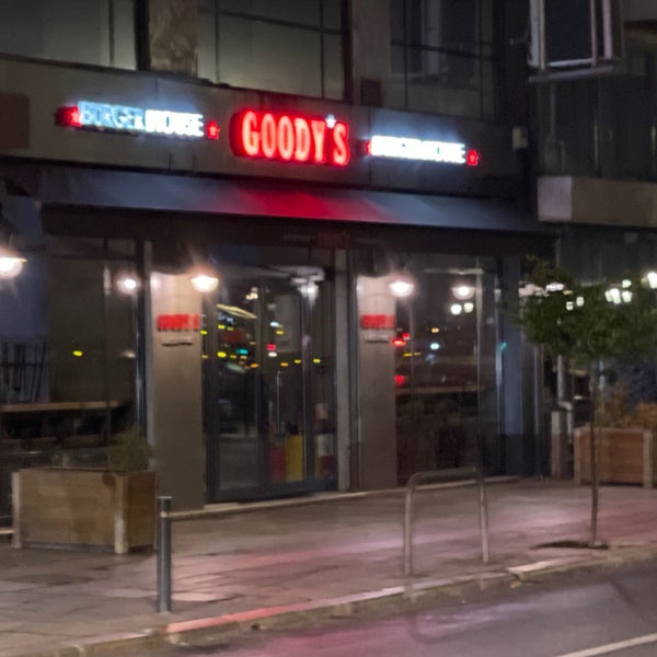 Foto tomada en Goody&#39;s Burger House  por Giovanni M. el 8/20/2022