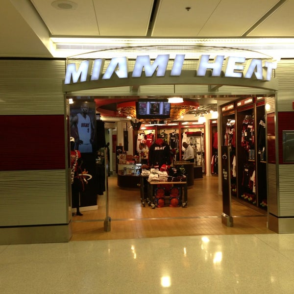 4/3/2013에 Carlos Q.님이 Miami HEAT Store에서 찍은 사진