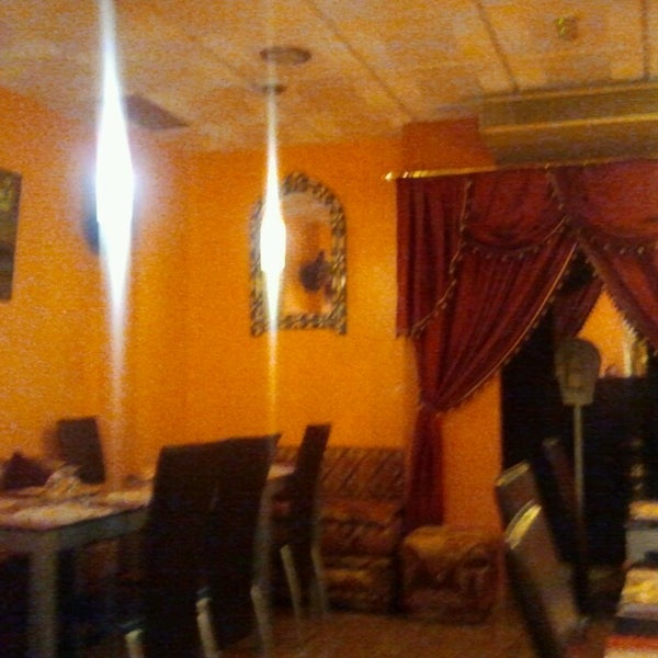 Foto tirada no(a) Aljuzama Restaurante Árabe Halal por Diego A. em 6/13/2013