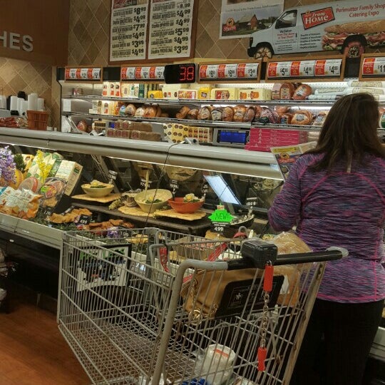 รูปภาพถ่ายที่ ShopRite of Fischer Bay โดย Dwight B. เมื่อ 4/27/2016