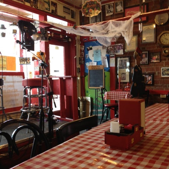10/30/2012にPeter B.がThe Bar-B-Que Caboose Cafeで撮った写真