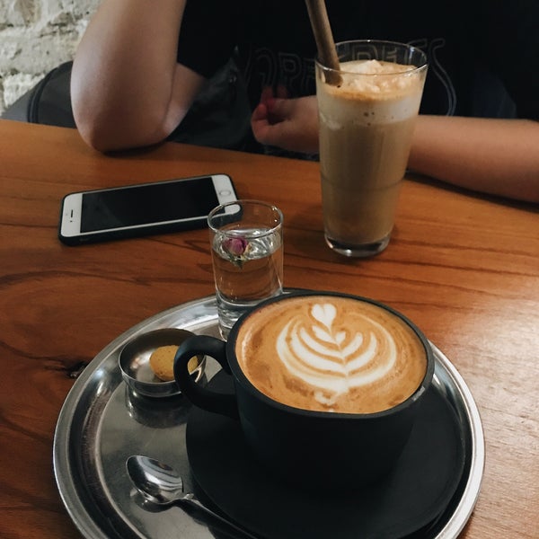 Foto tirada no(a) Coffee Sapiens por Eda em 9/28/2019