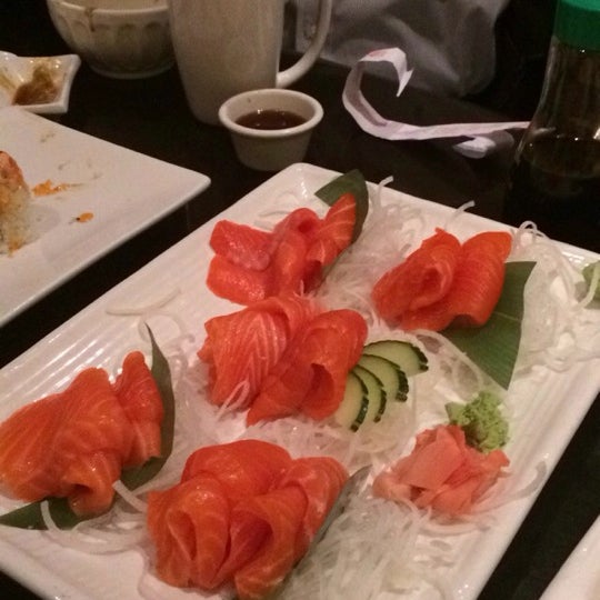 Foto diambil di Sushi Hana Fusion Cuisine oleh Alex S. pada 3/15/2014