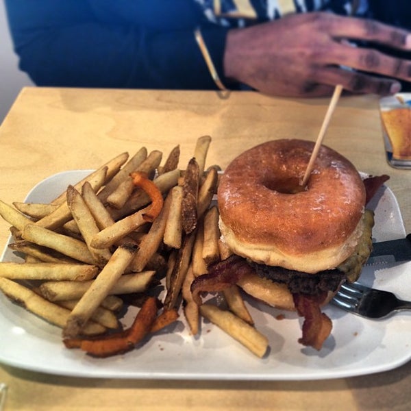 Foto tirada no(a) Crave Real Burgers por Raymone B. em 3/30/2013