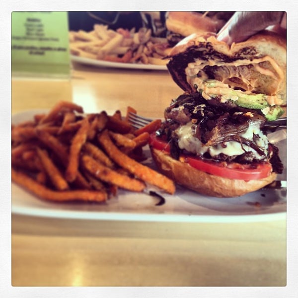3/30/2013 tarihinde Raymone B.ziyaretçi tarafından Crave Real Burgers'de çekilen fotoğraf
