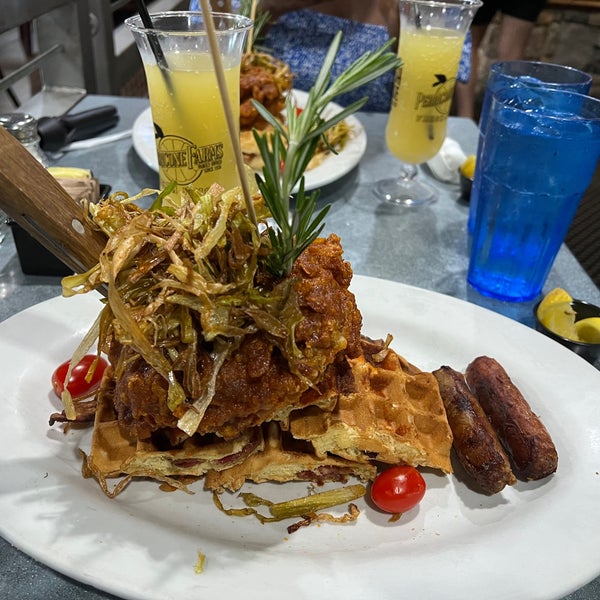 Photo taken at Hash House a Go Go by Táyò S. on 7/22/2022