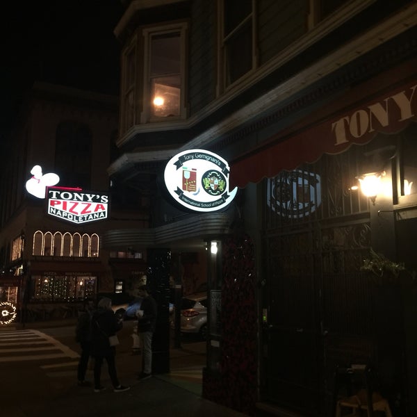 Foto scattata a Tony&#39;s Coal-Fired Pizza &amp; Slice House da Kimberly H. il 1/8/2018