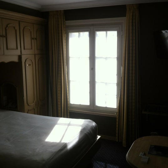 รูปภาพถ่ายที่ Astoria Hotel โดย Dmitry U. เมื่อ 10/4/2012